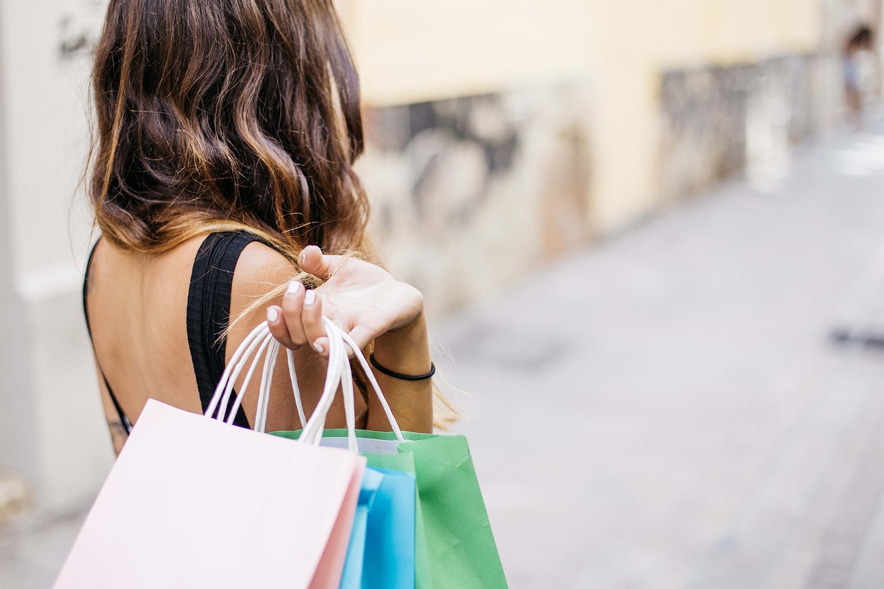 woman-retail-shopping